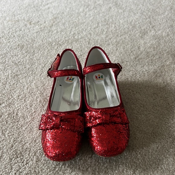 Wizard of Oz girl’s ruby red glitter shoes - Picture 3 of 5